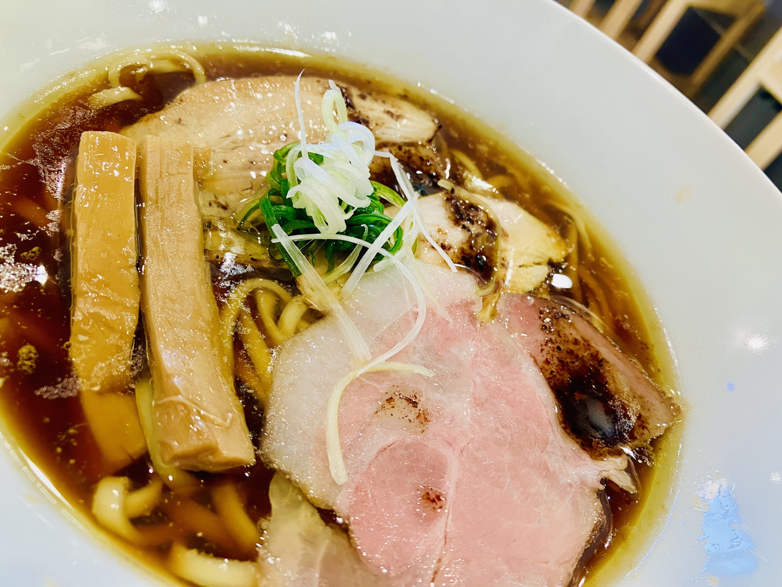 ラーメンや丼物の見た目がインパクト満点！仰木の里にある麺屋スリルを紹介！